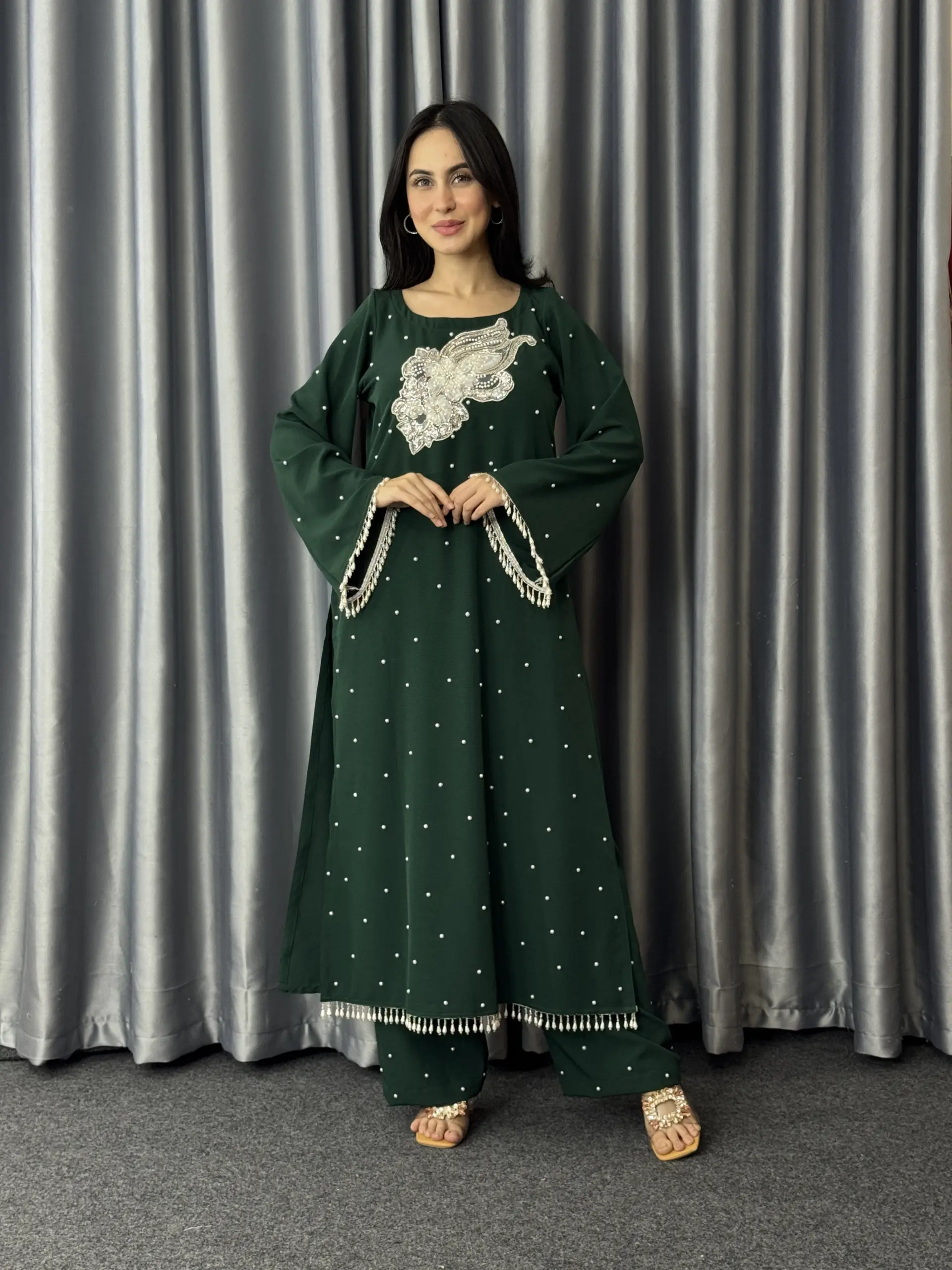 বনলতা ড্রেস সেট রুচিশীল ও এলিগেন্ট ডিজাইনের একটি প্রিমিয়াম পোশাক, যা আপনার স্টাইলকে করবে আরও আকর্ষণীয় ও রাজকীয়। উন্নতমানের প্রিমিয়াম জাফরান সিল্ক ফ্যাব্রিক দিয়ে তৈরি এই ড্রেস সেটটি দেখতে যেমন বিলাসবহুল, তেমনি পরতে আরামদায়ক। কারচুপি ওয়ার্ক ও সুন্দর লেস অ্যাড করা ডিজাইন এটিকে দাওয়াত, পার্টি ও উৎসবের জন্য আদর্শ করে তুলেছে।