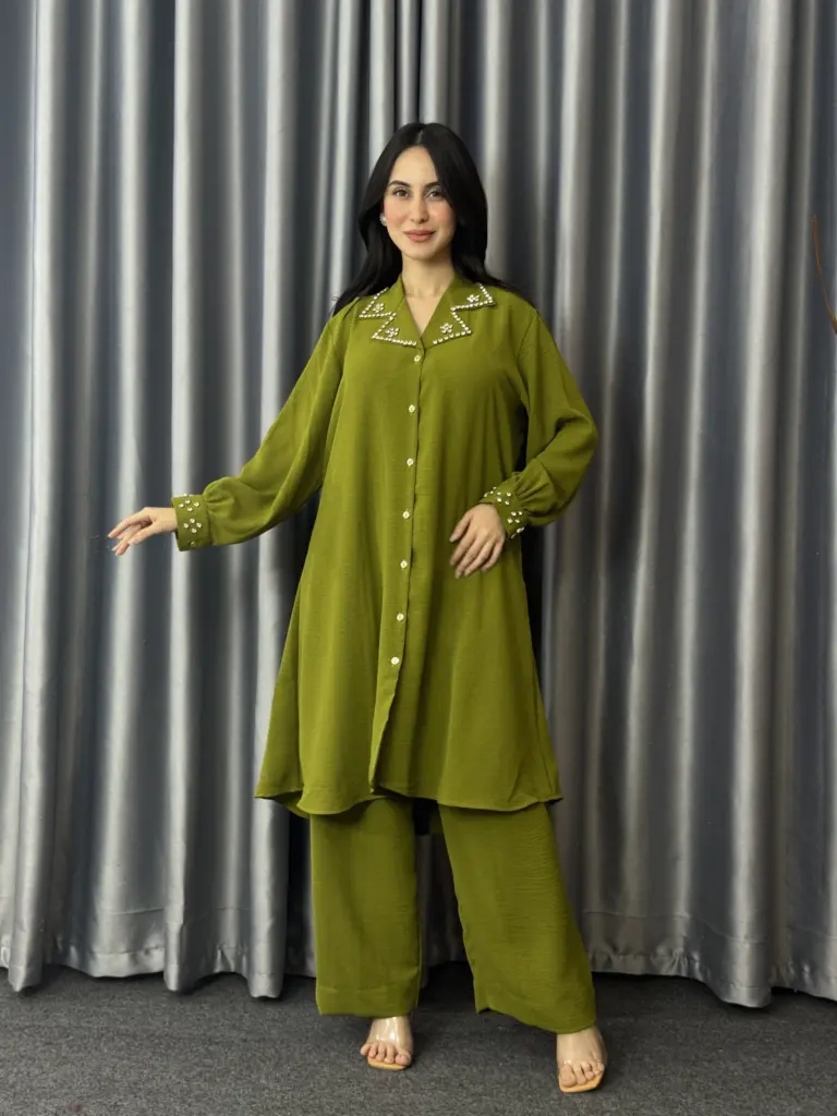 রূপাঞ্জনা ড্রেস সেট আধুনিক ও মার্জিত ডিজাইনের একটি এলিগেন্ট পোশাক, যা আপনাকে দেবে স্মার্ট ও গ্রেসফুল লুক। প্রিমিয়াম বিস্কস (Viscose) ফ্যাব্রিক দিয়ে তৈরি এই ড্রেস সেটটি নরম, আরামদায়ক এবং দীর্ঘসময় পরলেও স্বস্তিদায়ক। দাওয়াত, পার্টি কিংবা ক্যাজুয়াল—সব ধরনের ব্যবহারের জন্য উপযুক্ত।